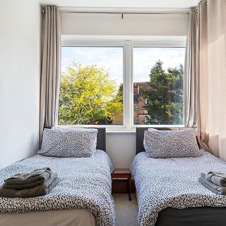 Modern 2 Bedroom Apartment In Mitcham, London Екстериор снимка
