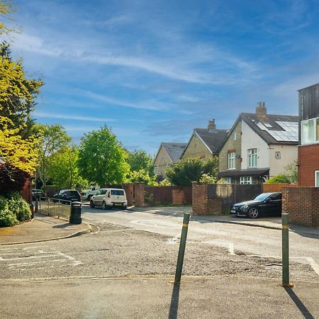 Modern 2 Bedroom Apartment In Mitcham, London Екстериор снимка