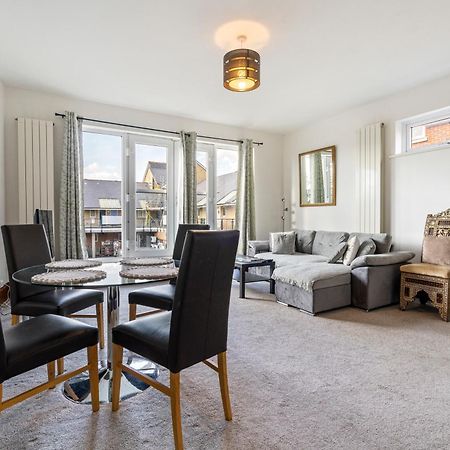 Modern 2 Bedroom Apartment In Mitcham, London Екстериор снимка