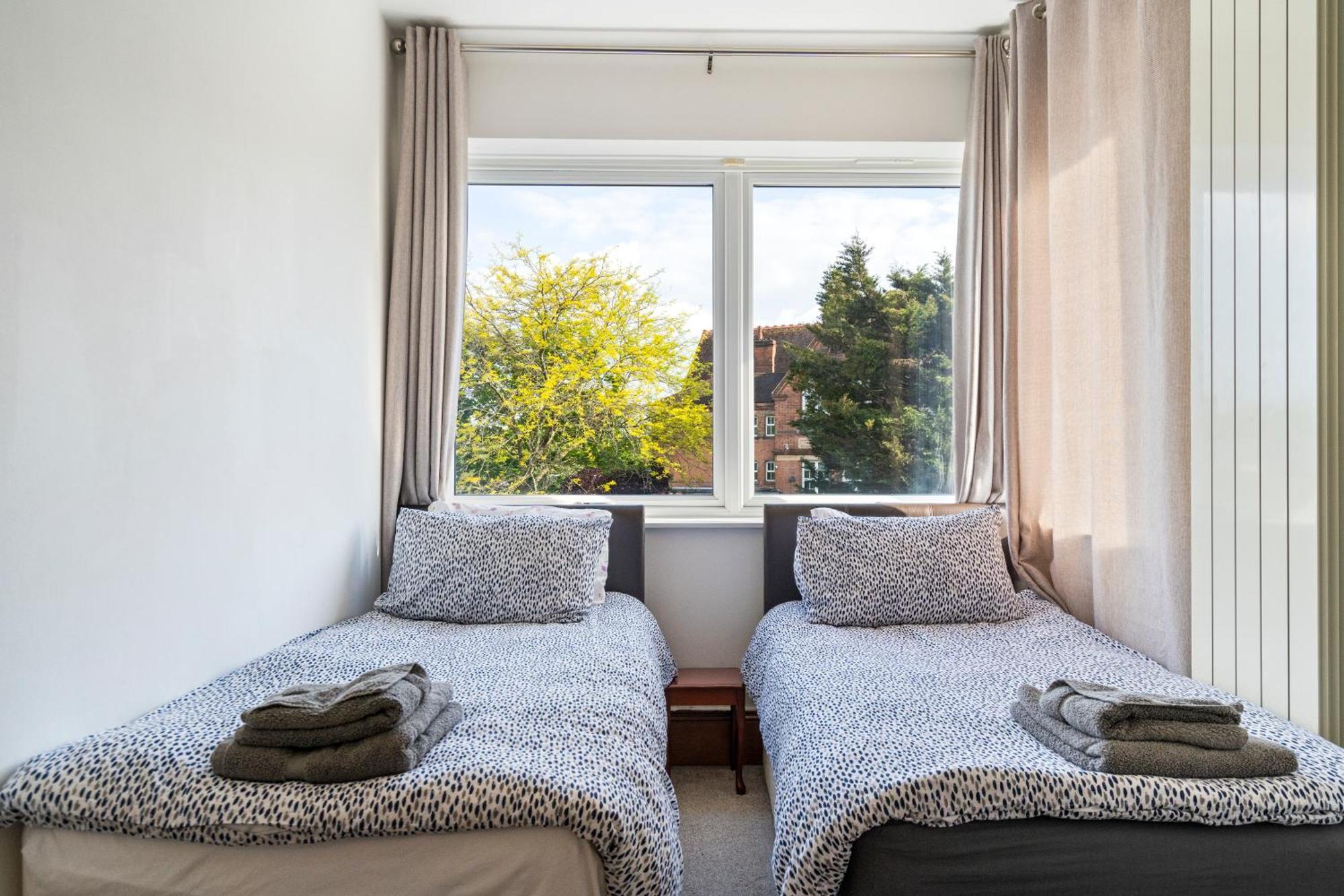 Modern 2 Bedroom Apartment In Mitcham, London Екстериор снимка