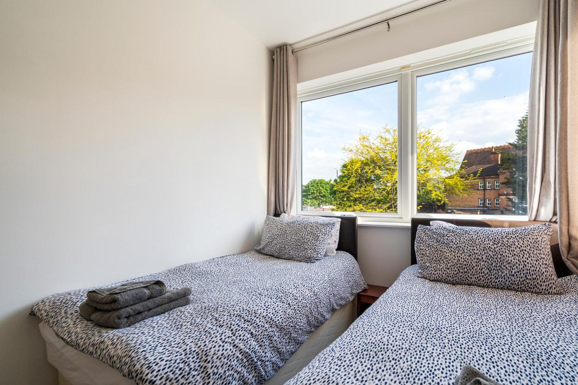 Modern 2 Bedroom Apartment In Mitcham, London Екстериор снимка
