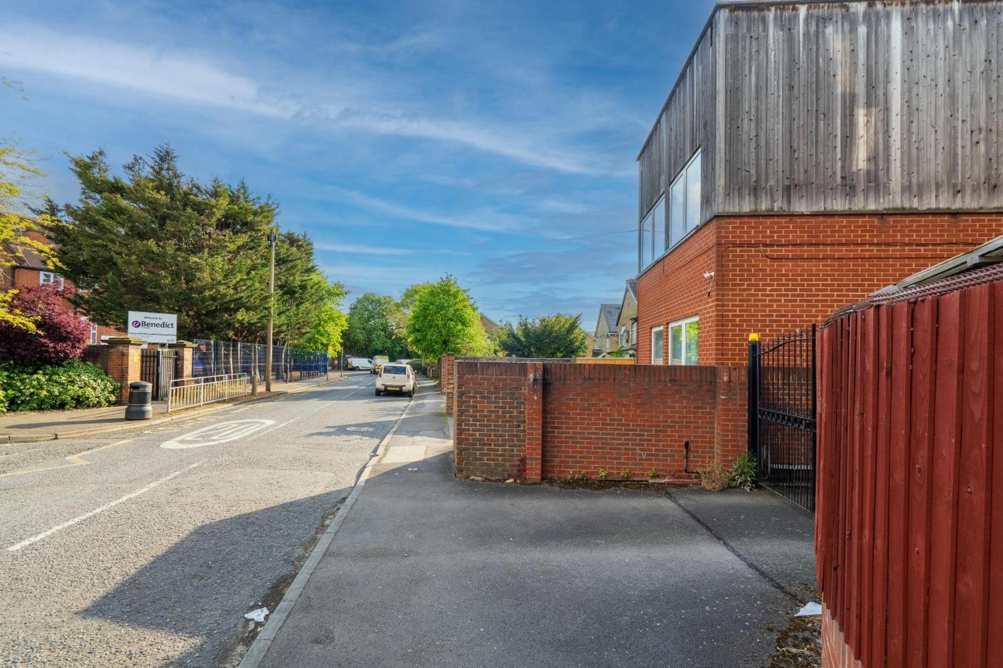 Modern 2 Bedroom Apartment In Mitcham, London Екстериор снимка