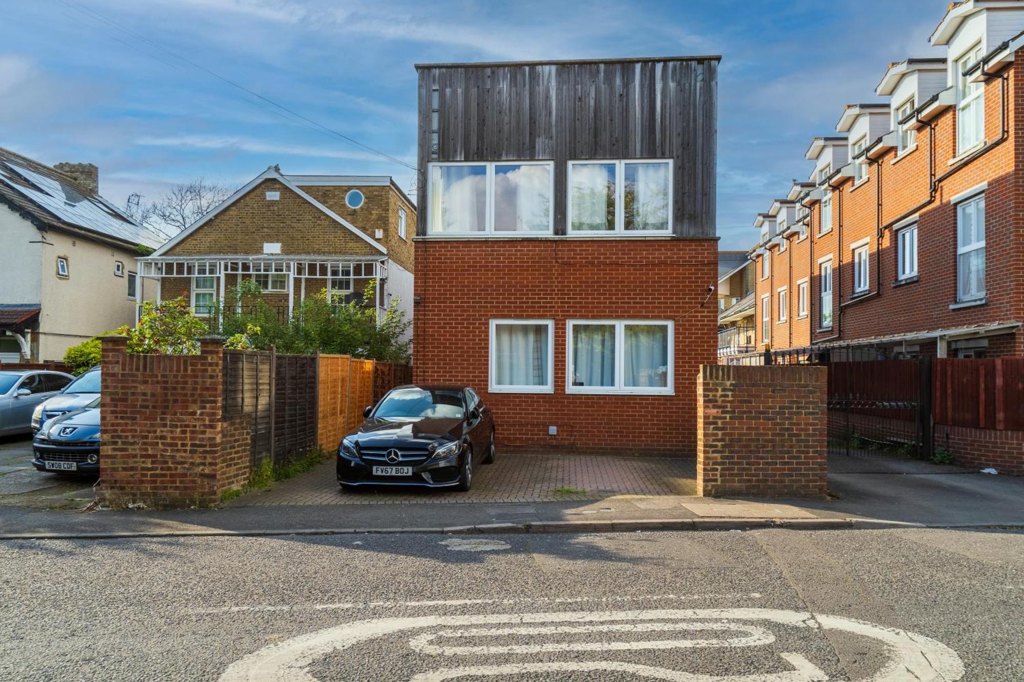 Modern 2 Bedroom Apartment In Mitcham, London Екстериор снимка