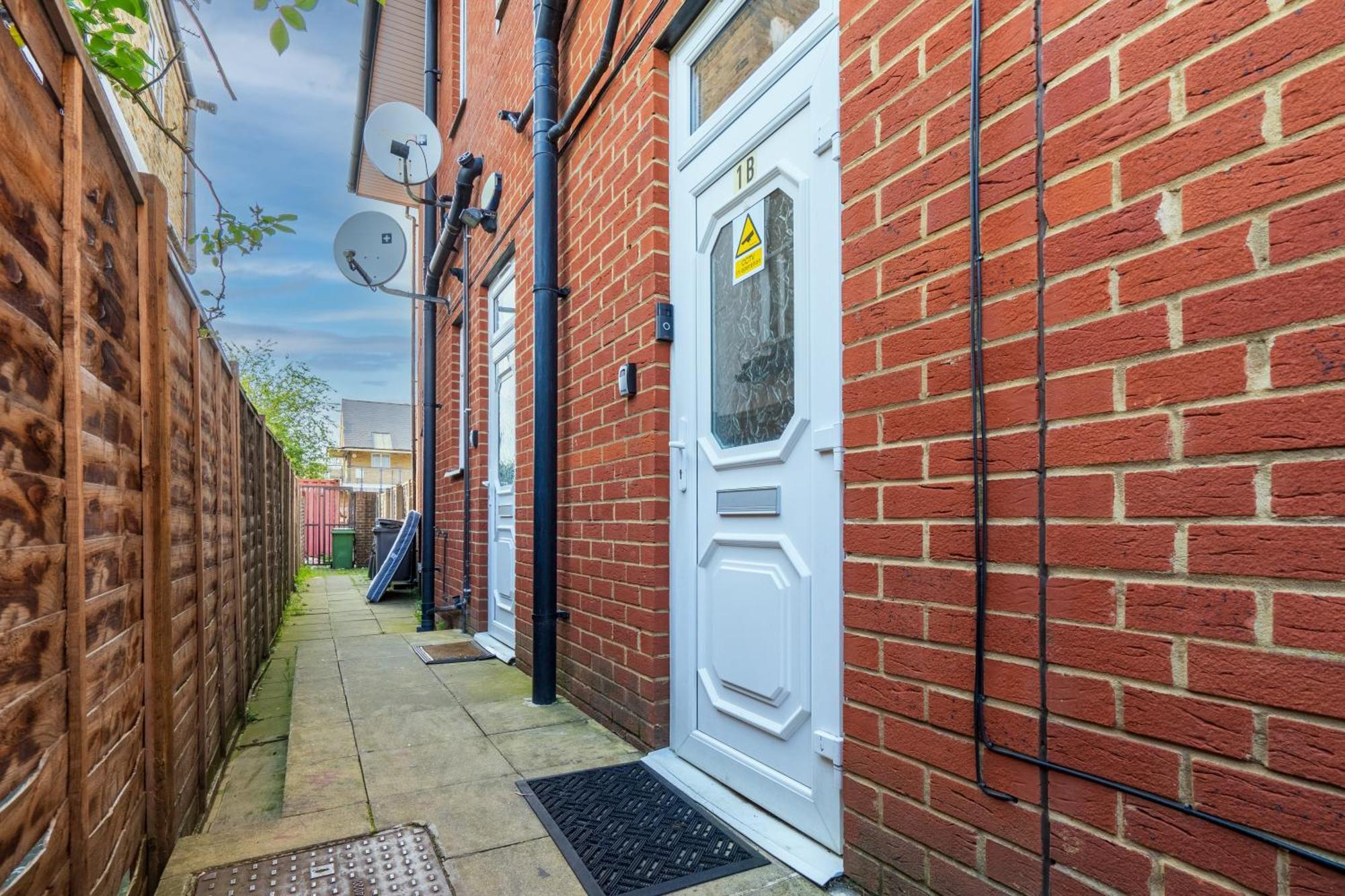Modern 2 Bedroom Apartment In Mitcham, London Екстериор снимка
