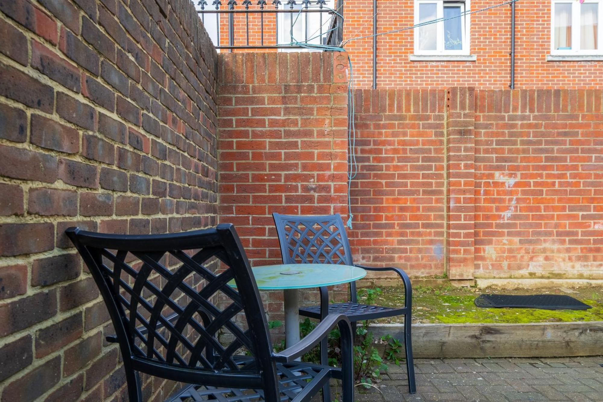 Modern 2 Bedroom Apartment In Mitcham, London Екстериор снимка