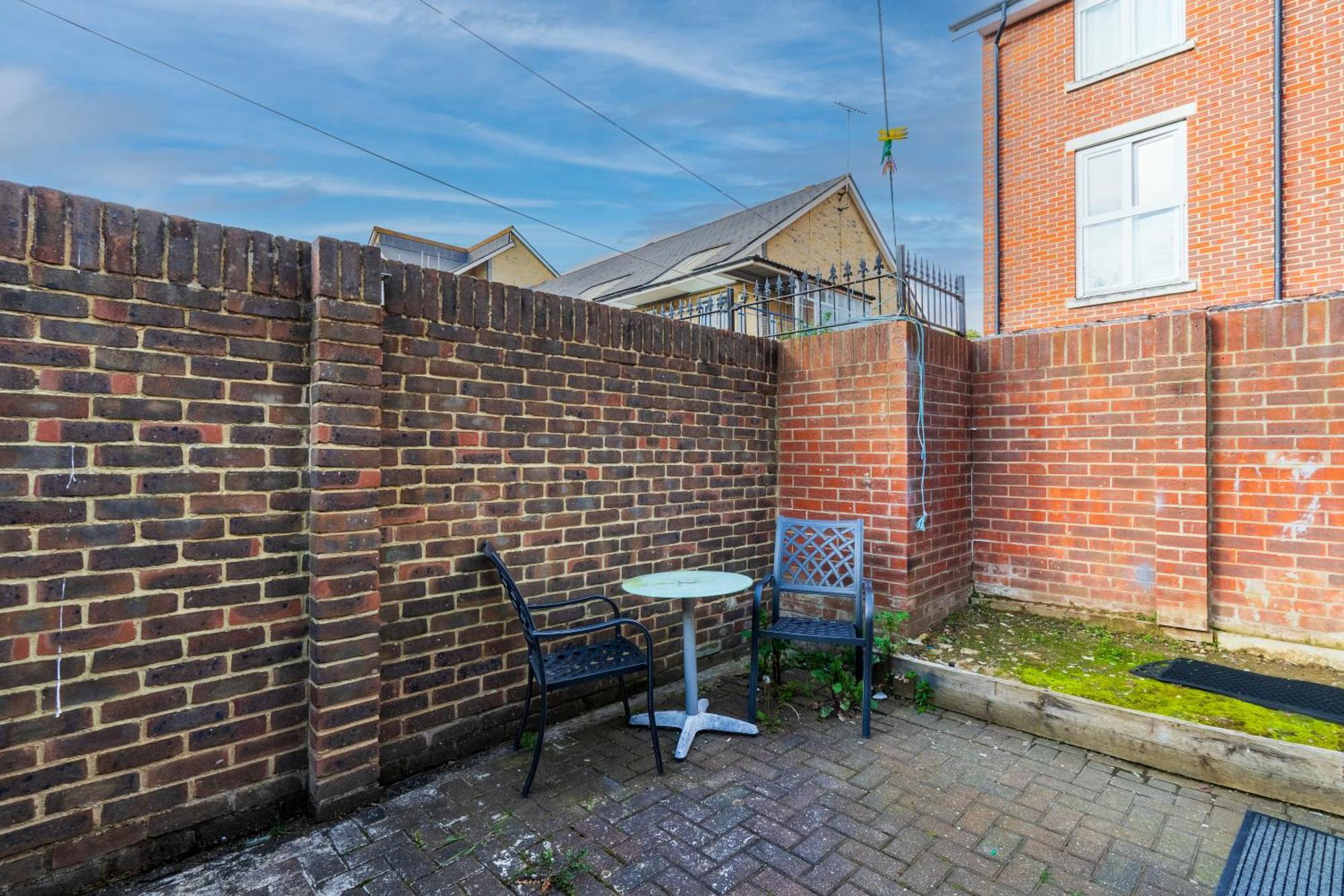 Modern 2 Bedroom Apartment In Mitcham, London Екстериор снимка