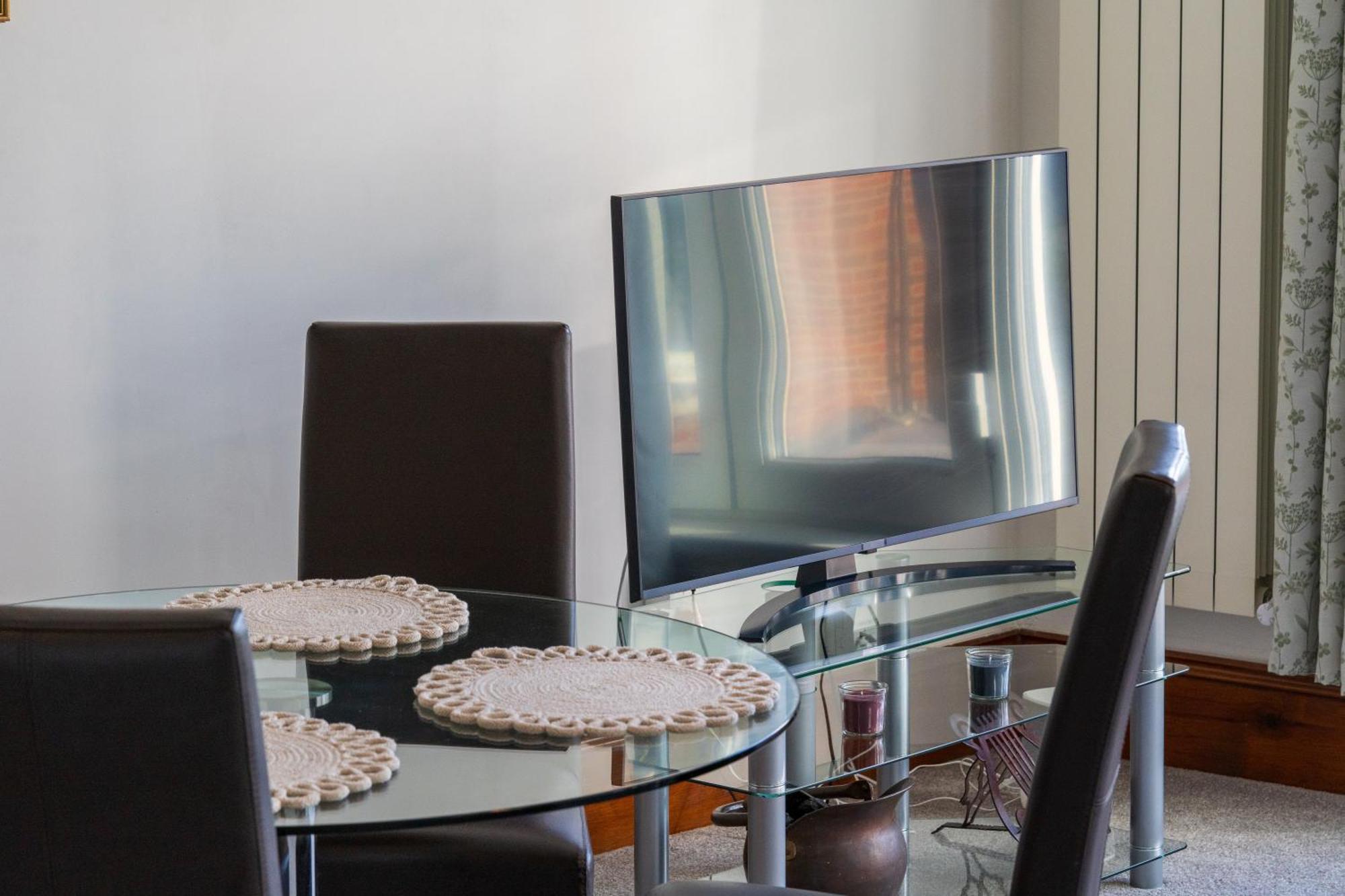 Modern 2 Bedroom Apartment In Mitcham, London Екстериор снимка