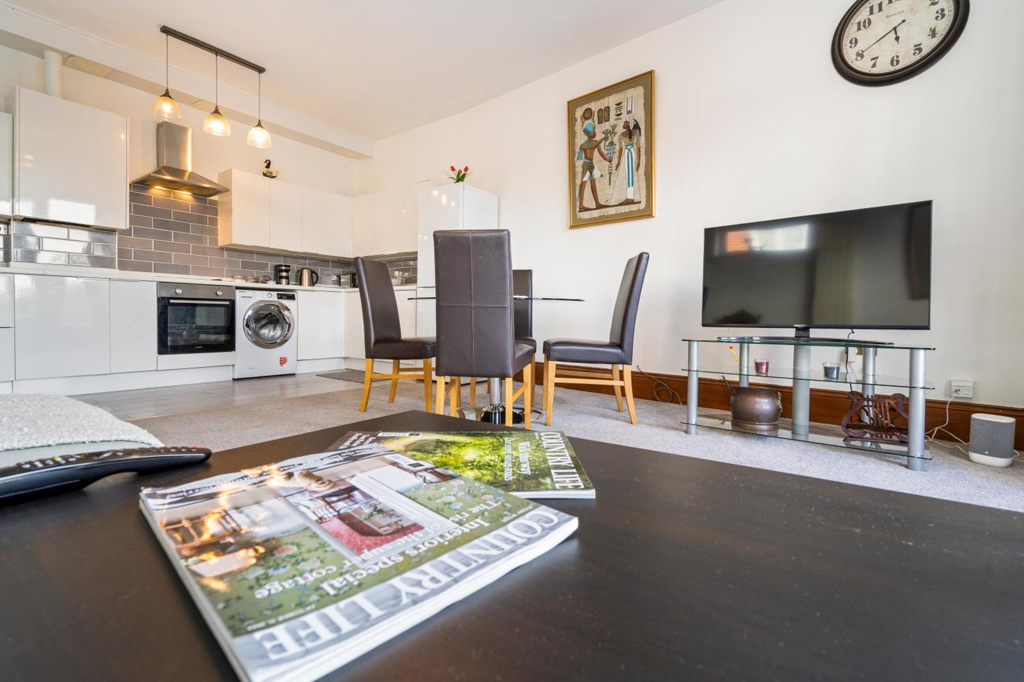 Modern 2 Bedroom Apartment In Mitcham, London Екстериор снимка
