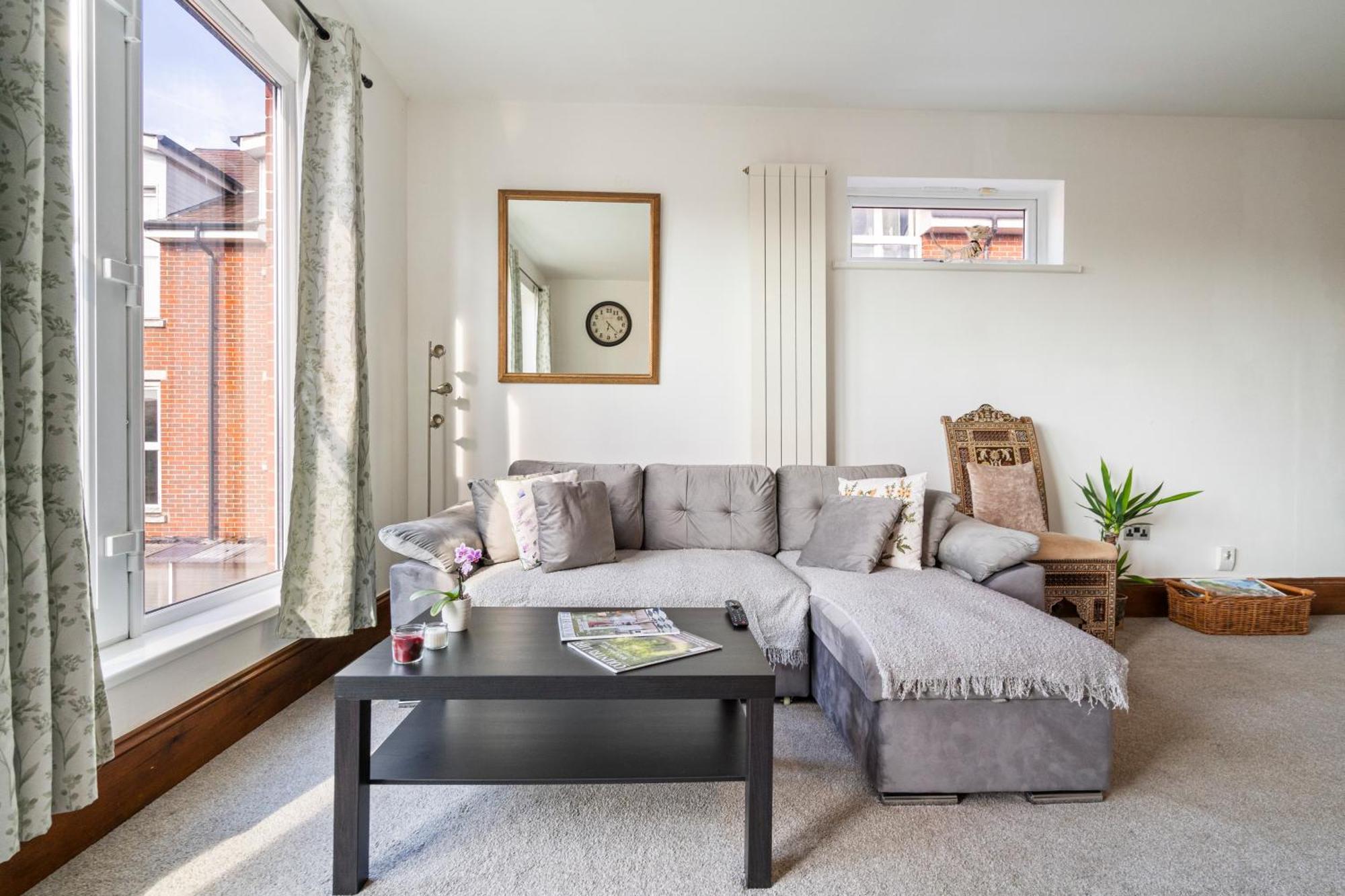 Modern 2 Bedroom Apartment In Mitcham, London Екстериор снимка