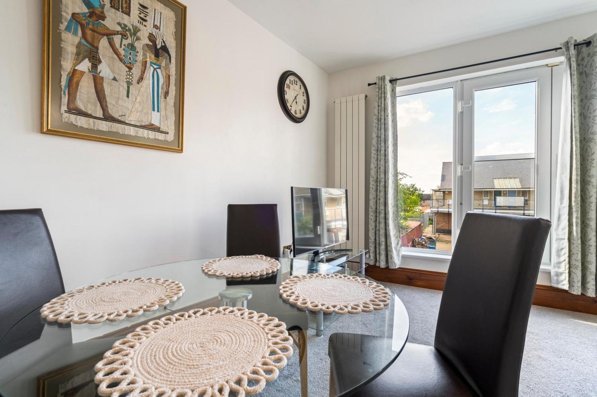 Modern 2 Bedroom Apartment In Mitcham, London Екстериор снимка