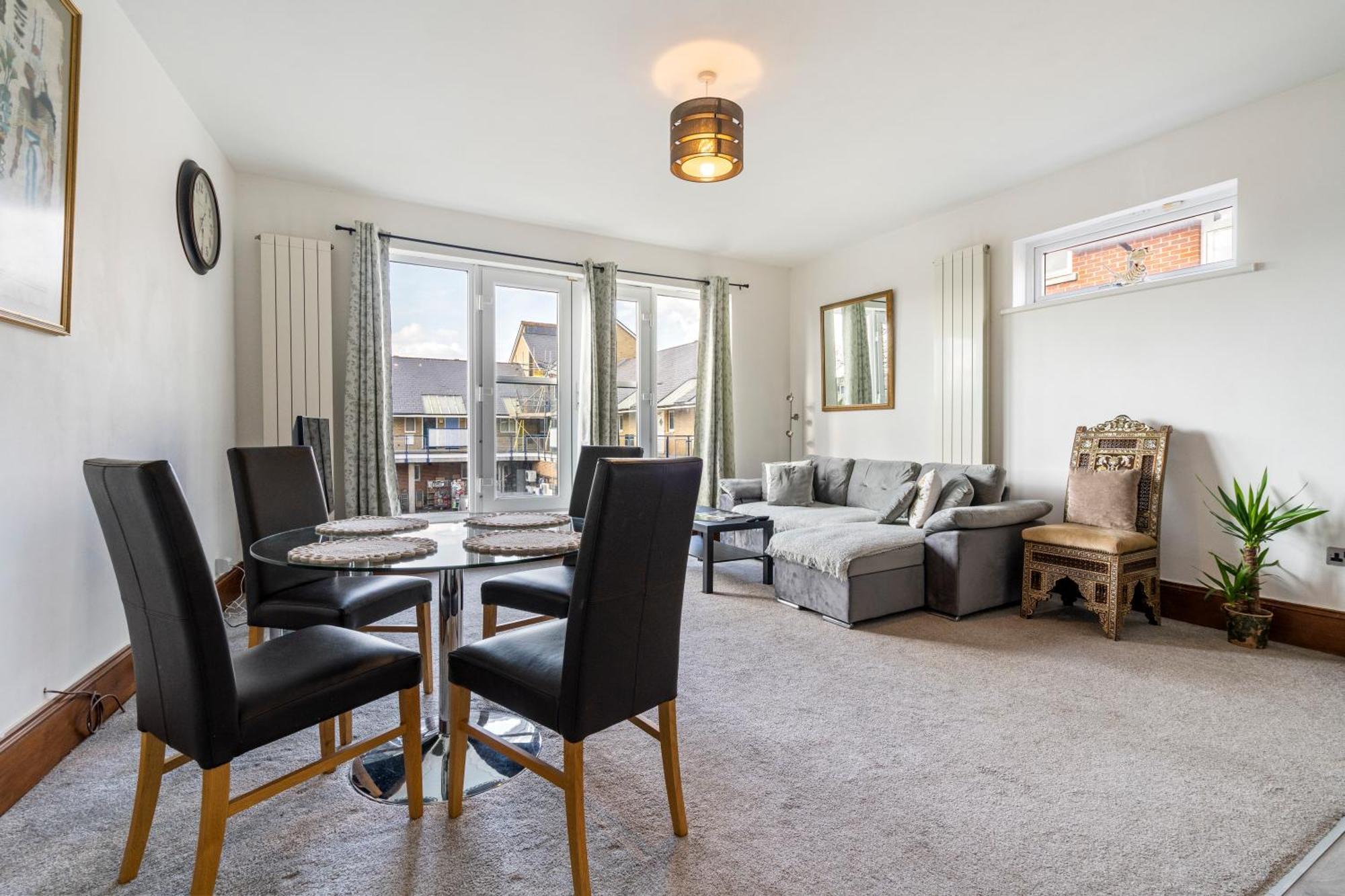 Modern 2 Bedroom Apartment In Mitcham, London Екстериор снимка
