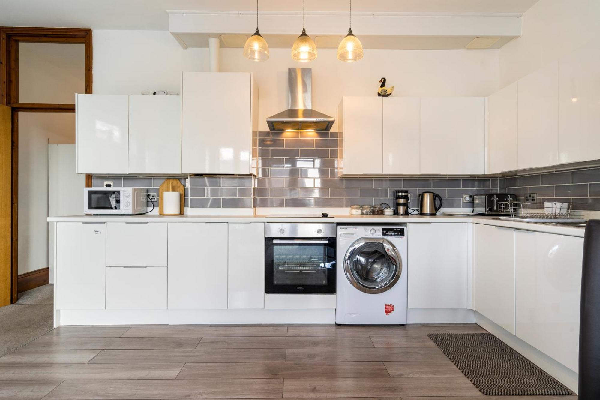 Modern 2 Bedroom Apartment In Mitcham, London Екстериор снимка