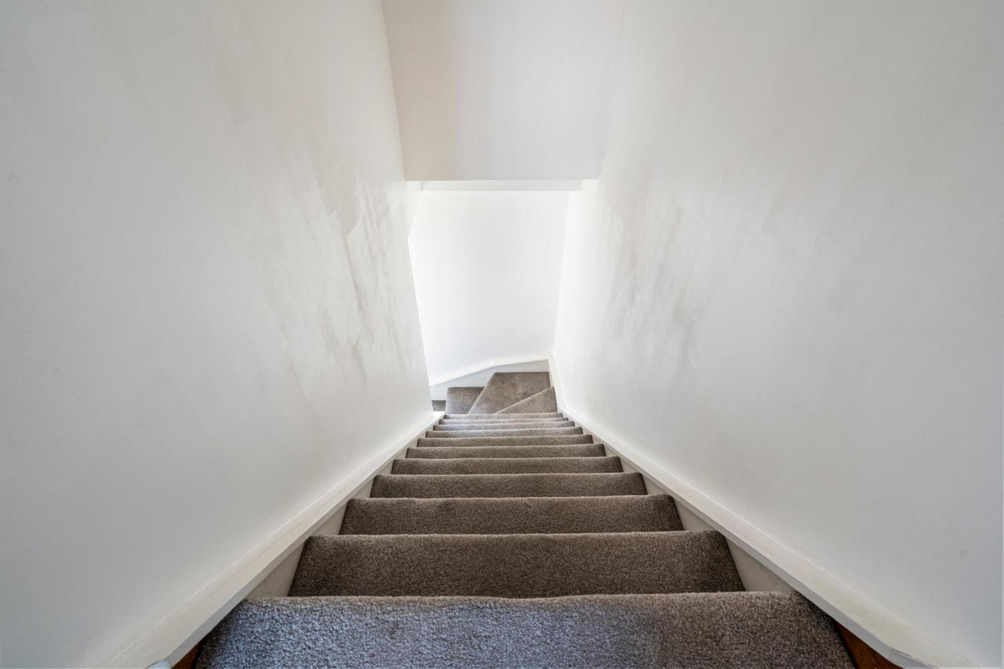 Modern 2 Bedroom Apartment In Mitcham, London Екстериор снимка