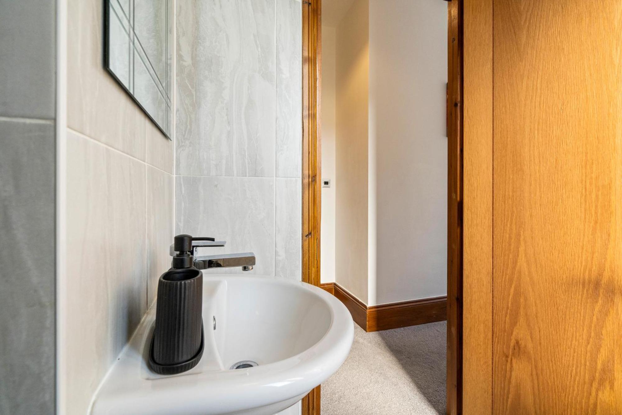 Modern 2 Bedroom Apartment In Mitcham, London Екстериор снимка