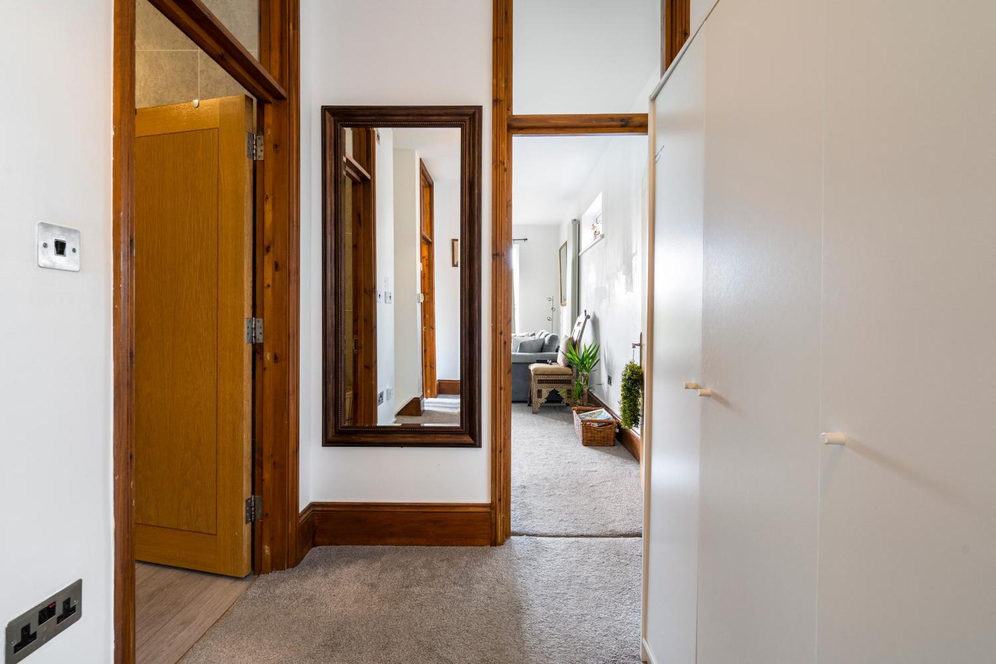 Modern 2 Bedroom Apartment In Mitcham, London Екстериор снимка