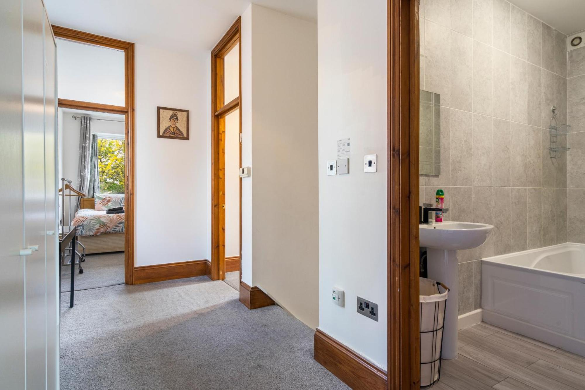 Modern 2 Bedroom Apartment In Mitcham, London Екстериор снимка