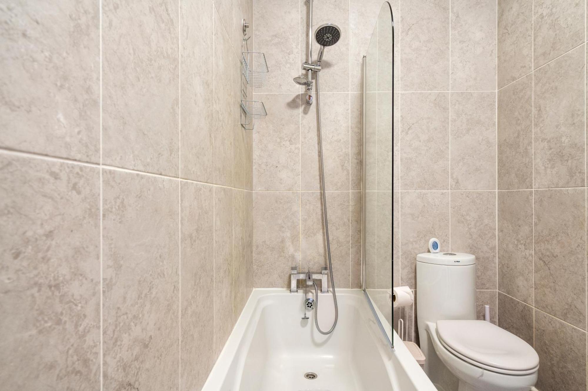 Modern 2 Bedroom Apartment In Mitcham, London Екстериор снимка