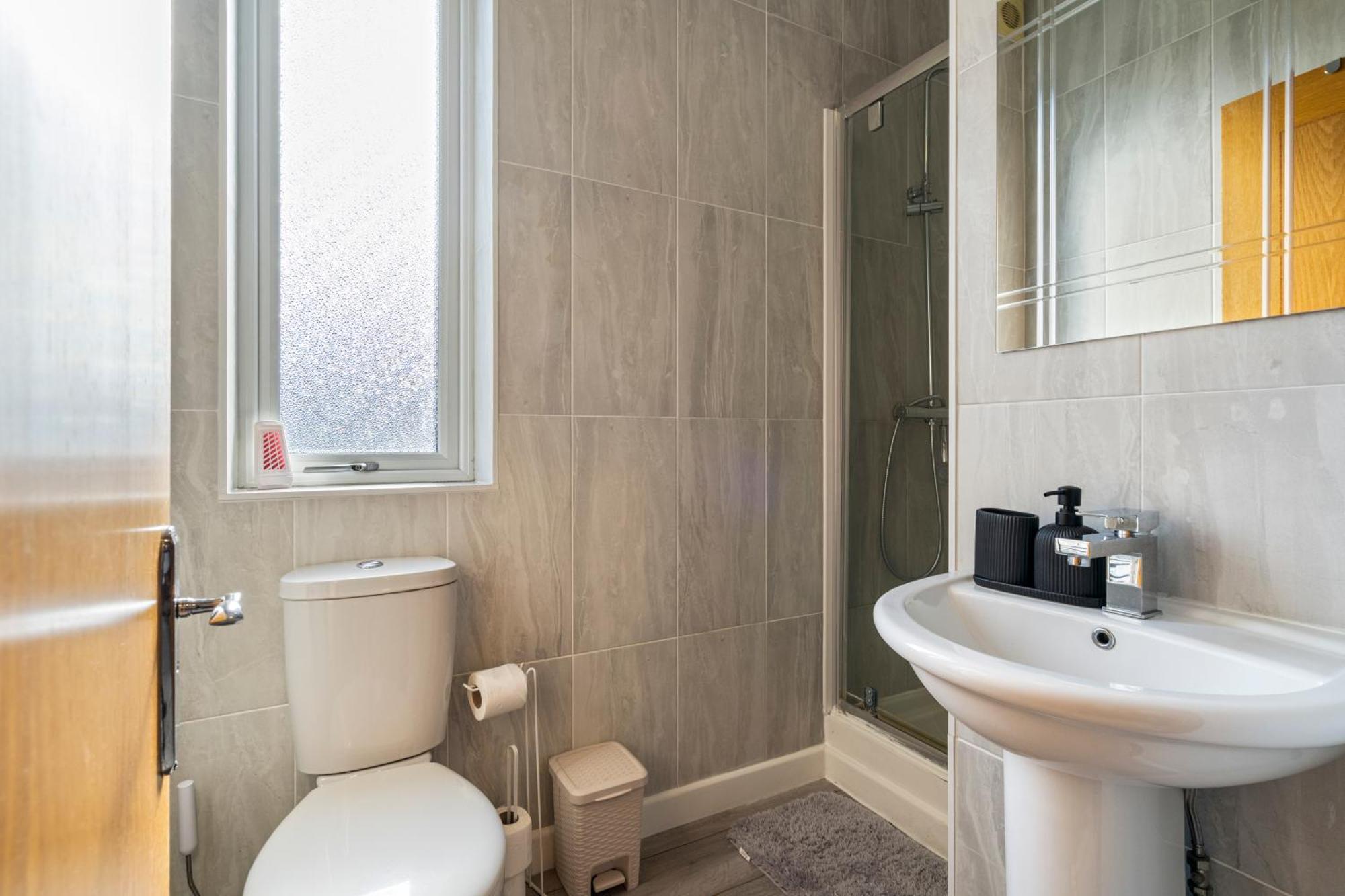 Modern 2 Bedroom Apartment In Mitcham, London Екстериор снимка