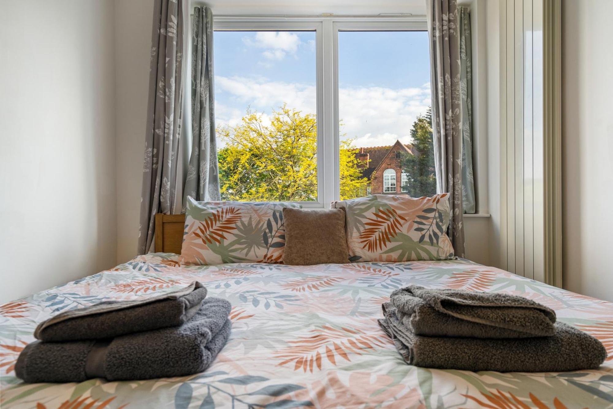 Modern 2 Bedroom Apartment In Mitcham, London Екстериор снимка