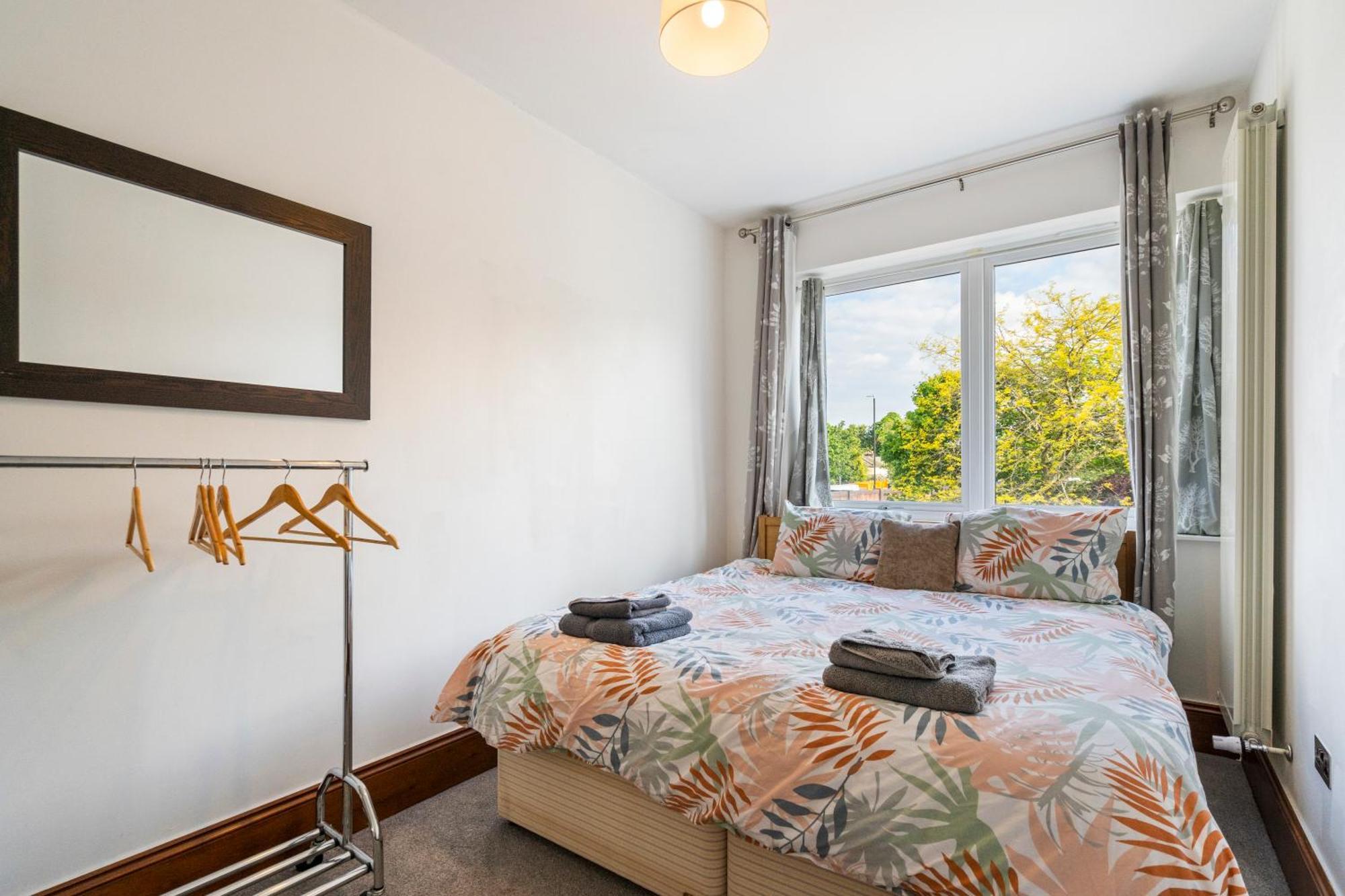 Modern 2 Bedroom Apartment In Mitcham, London Екстериор снимка