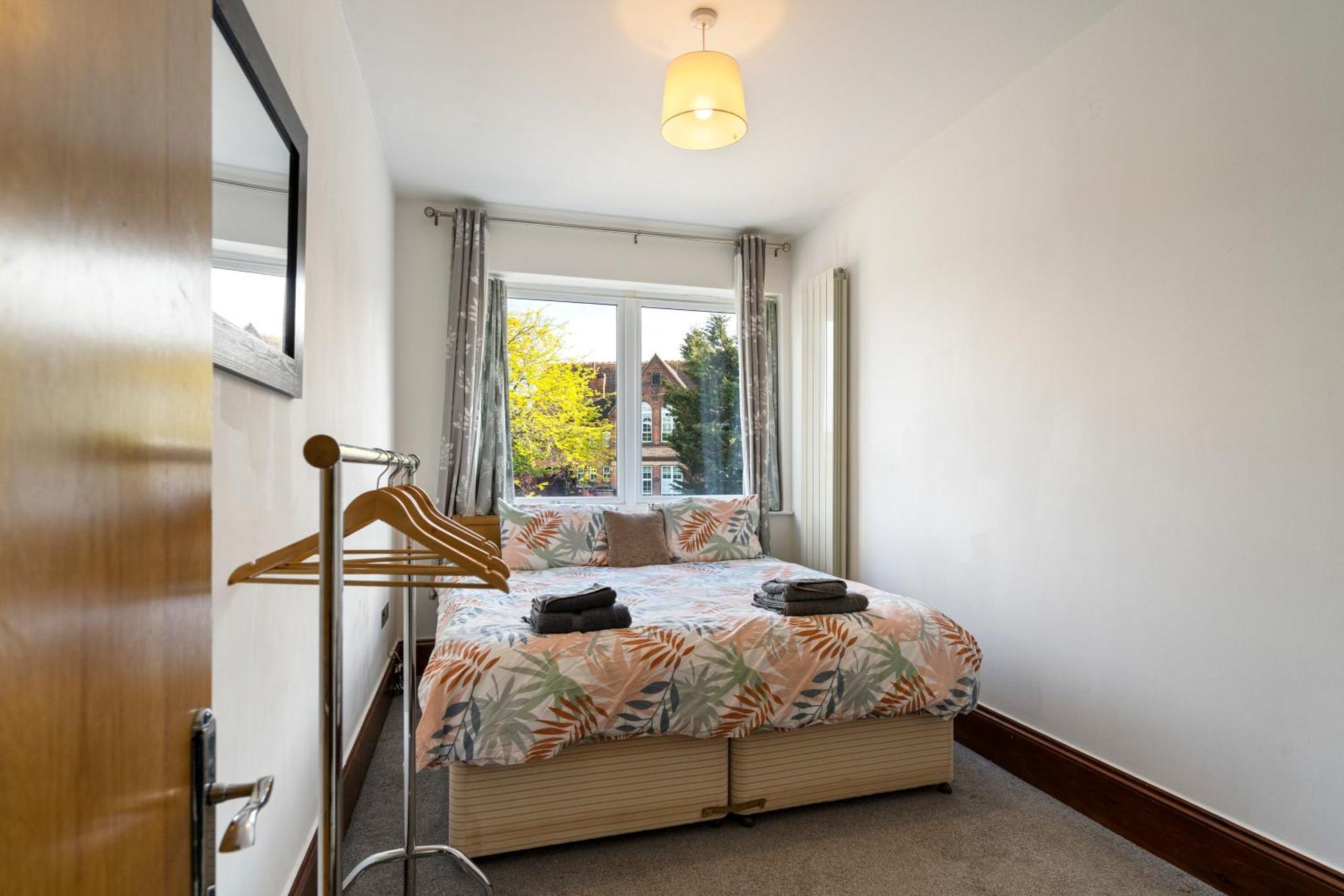 Modern 2 Bedroom Apartment In Mitcham, London Екстериор снимка